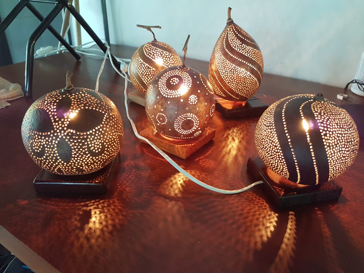 De leukste trips in Suriname! - Kalebas lamp workshop Van kalebas tot